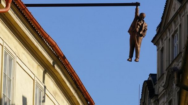 памятник-зигмунду-фрейду-висящий-человек.jpg