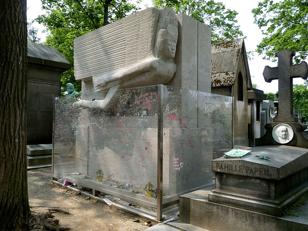 1024px-Tomb_of_Oscar_Wilde,_Père_Lachaise_cemetery,_Paris,_France.jpg