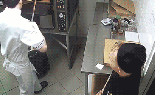 3361-Pomog-nazyvaetsya.gif