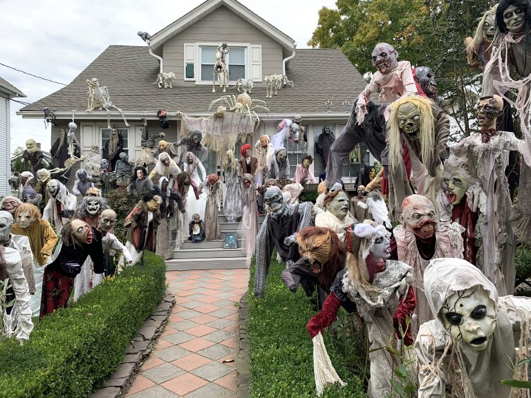 4_CATERS_HALLOWEEN_HOUSE_01-768x576.jpg