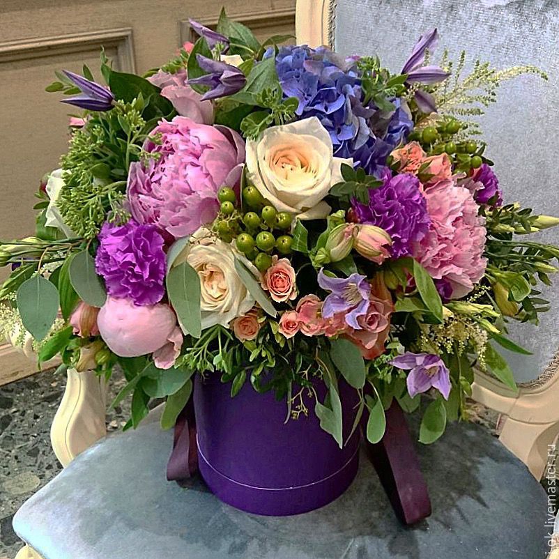 5297e55b89722a54741f2d61a98i--tsvety-floristika-korobka-s-tsvetami-violets.jpg