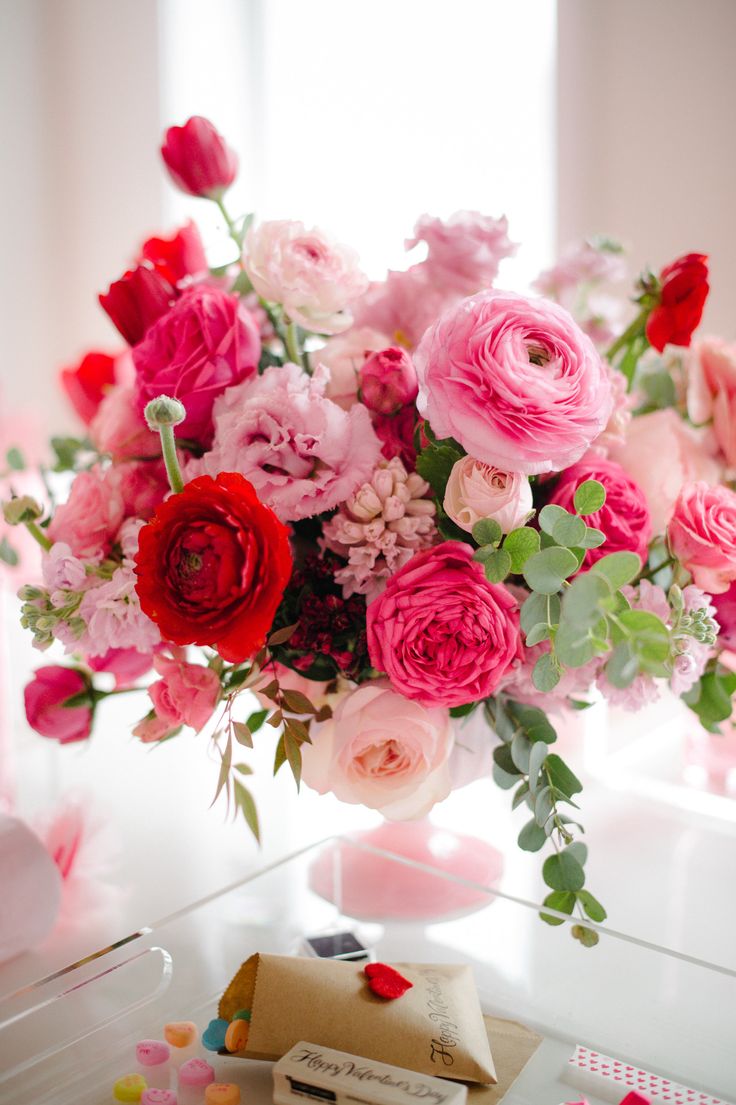 7c6f571c7321dc57ccfeec8df72736af--valentine-flower-arrangements-valentines-flowers.jpg