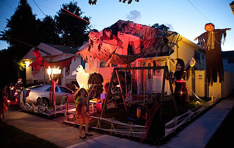 Halloween-House-in-staten-island-new.jpg