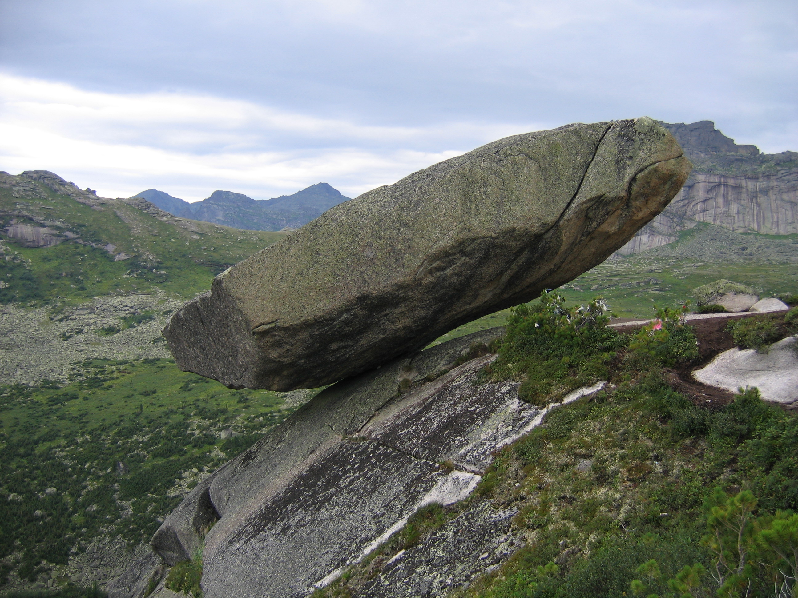 Hanging-rock-ergaki.jpg