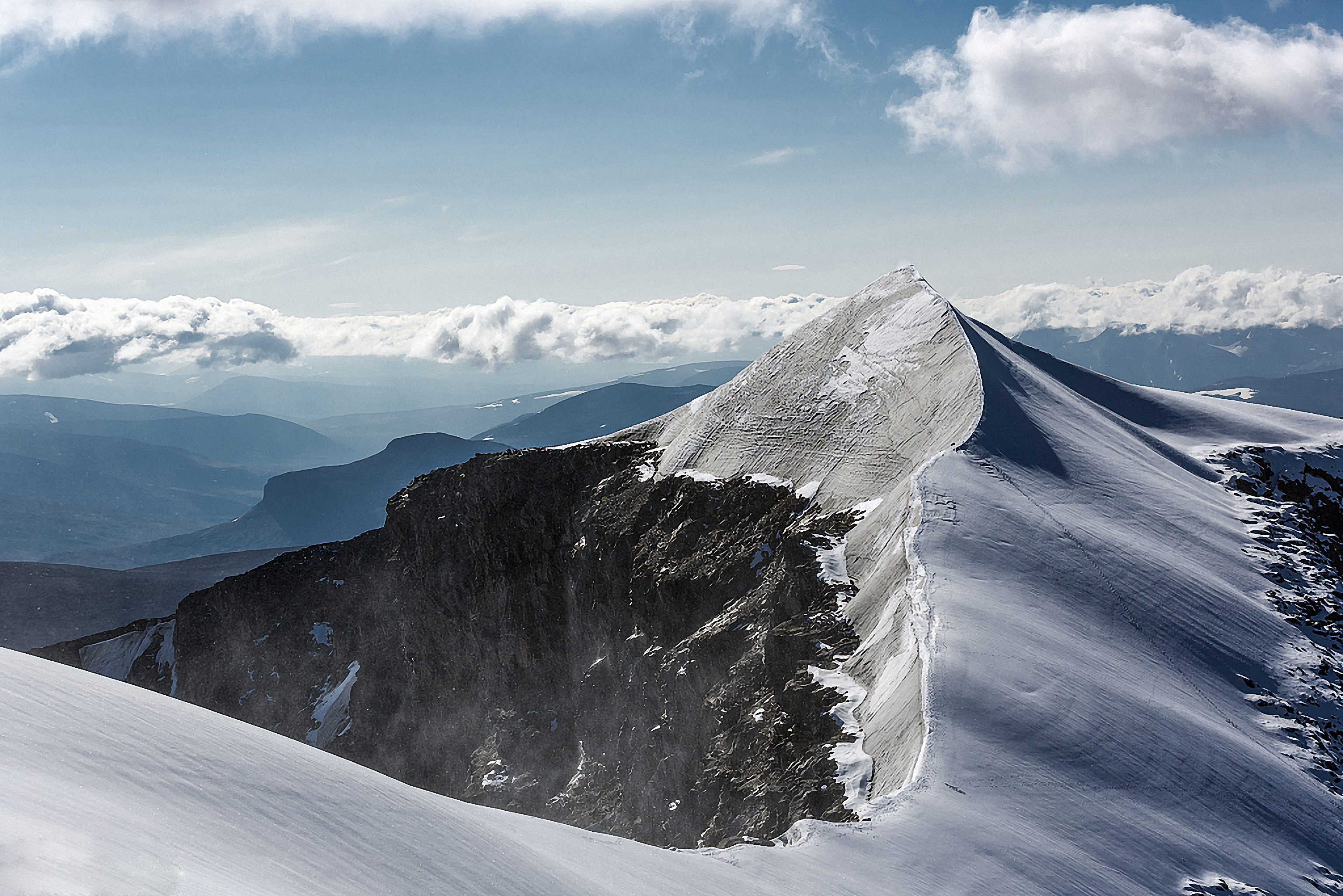 mountain-peak-3072x2049-microsoft-surface-laptop-stock-hd-10128.jpg