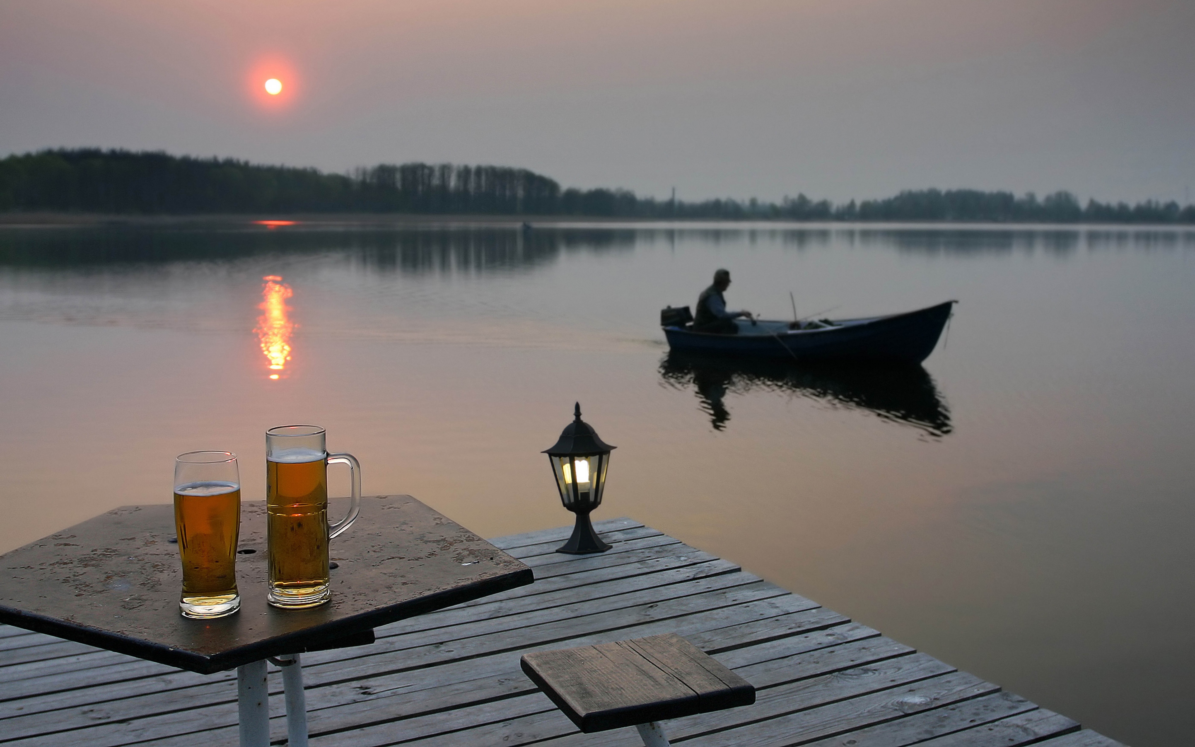 pivo_rybak_udochki_lodka_rybalka_bokaly_vecher_ozero_stolik_80583_3840x2400.jpg