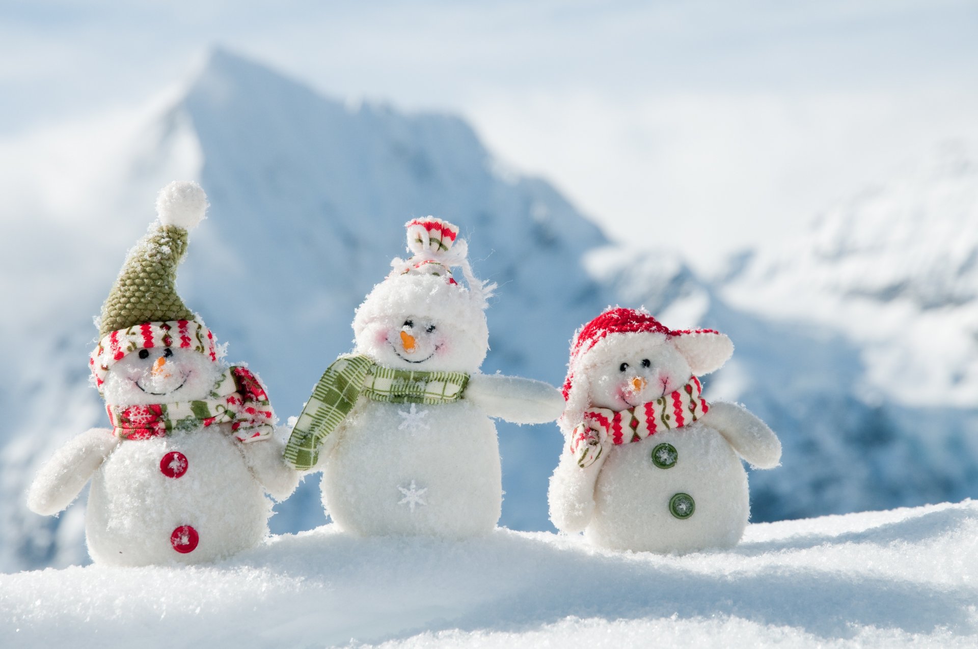 white-snowmans-zima-novyj-god-veslye-snegoviki.jpg